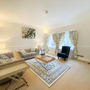 Sophisticated 3br With Garden, Quiet New Town Lane Apartment