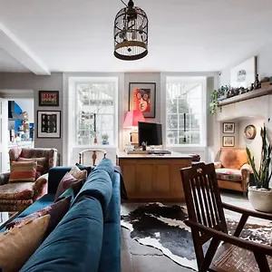 https://apt-jane-austens-courtyard.tophotelsbath.com