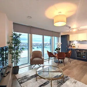 https://apt-waterside-by-charles-hope.tophotelsbath.com