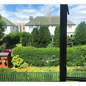 Bright & Spacious Double With Garden View- Close To Airport & Centre Homestay
